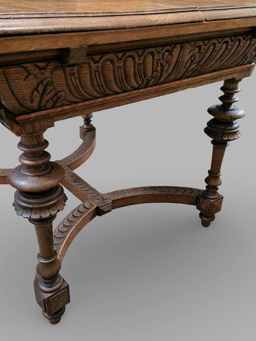 Дъбова трапезна антикварна маса с ръчно резбовани елементи