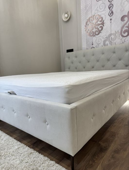 Кровать двуспальная с матрасом