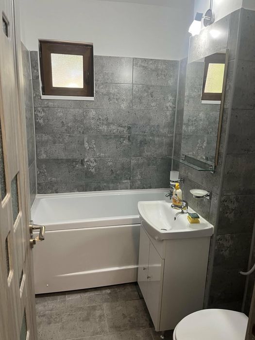 Proprietar inchiriez apartament 2 camere central recent renovat,nou