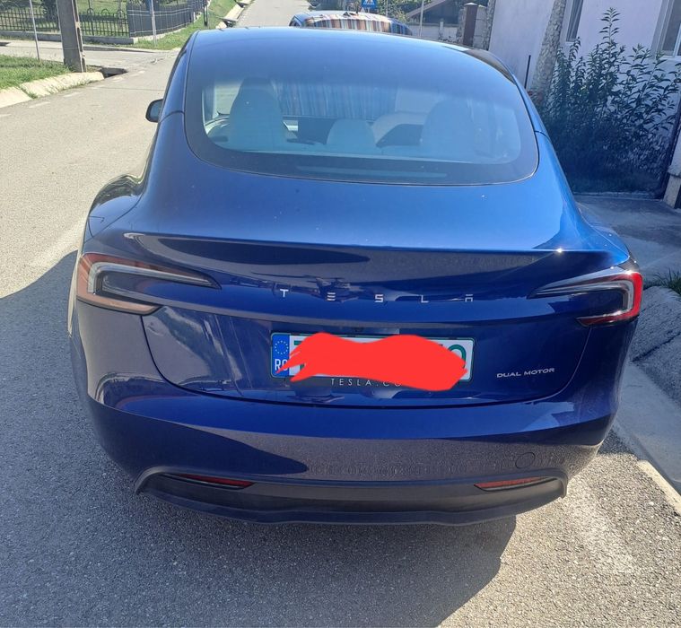 Tesla model 3 AWD Long Range albastra cu interior alb permium