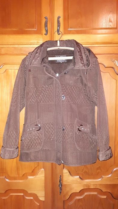 Продаеться тёплая Женская ветровка,производство Пекин,размер 46-48.