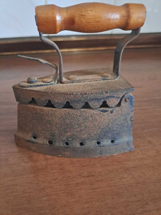 Утюг старинный на углях