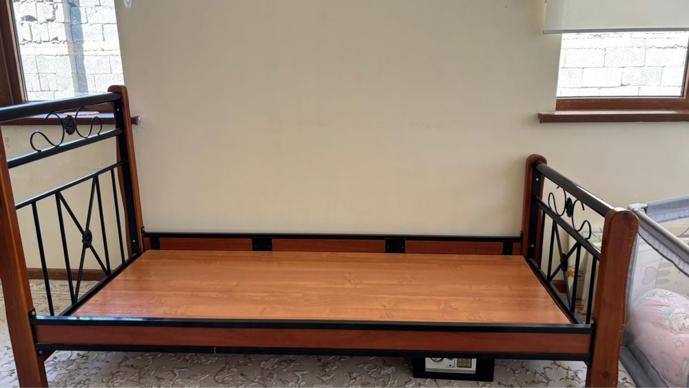 кровать в хорошем состоние