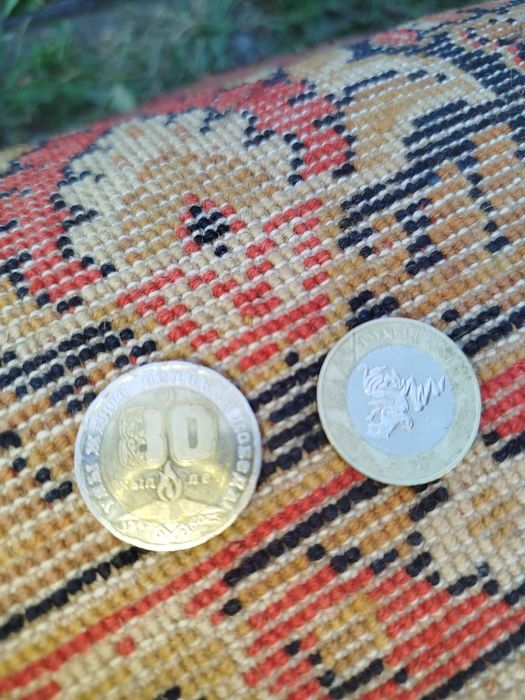 Продам монеты. 2 по 100тг и 1 - 200тг