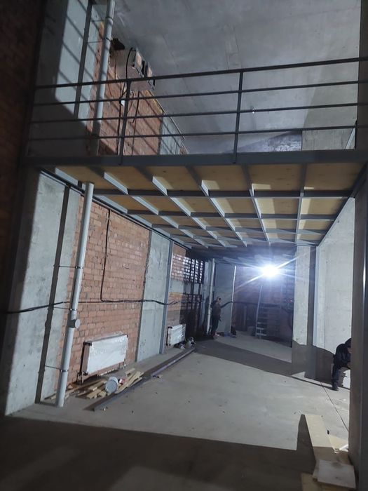 Антресоль .Антресольный этаж. Лестница.