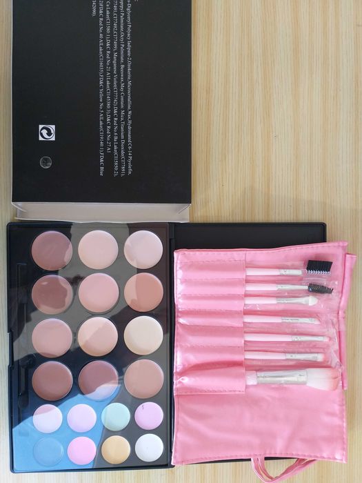 Коректори  за лице + подарък четки !