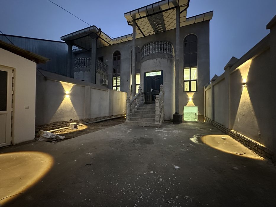 Urganch shaxarda 2 etaj va podval li hovli joy sotiladi