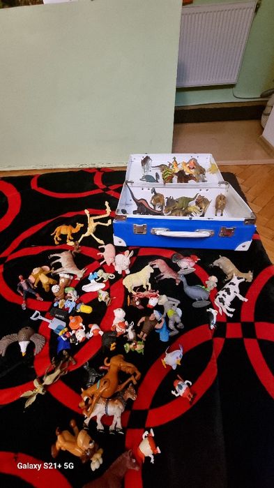 Vand figurine dinozauri si animale