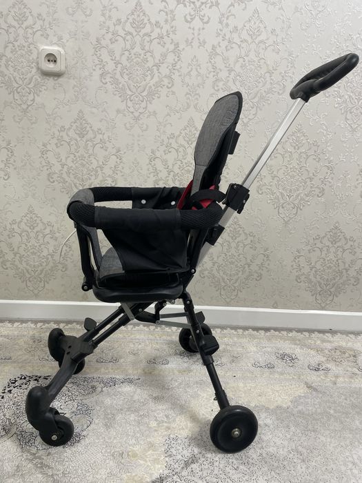 Коляска легкая, быстро собирается