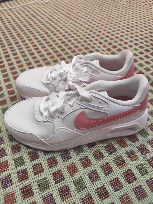 Adidași Nike noi