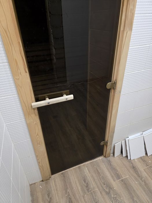 Продам стеклянную дверь для сауны