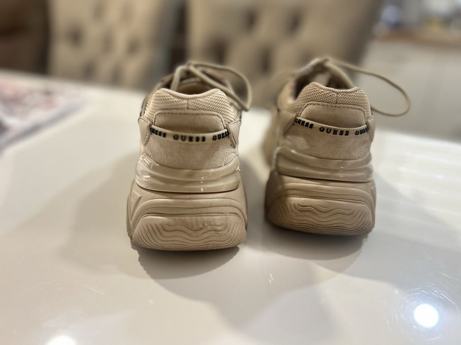 Сникърси бежови guess