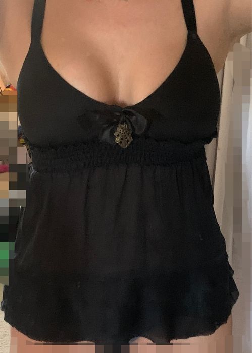 Елегантен дамски черен топ с кадифе и тюл