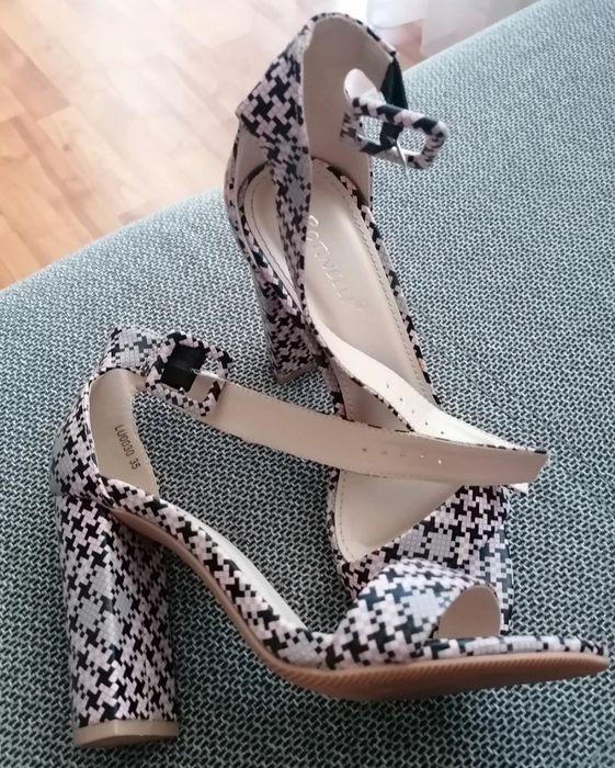 Sandale marimea 35 cu interiorul de 22.5 cm