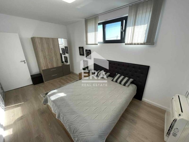 Триетажна обзаведена къща за продажба, с двор, басейн и 2 паркоместа,