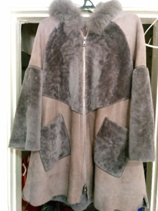 Про́дам женскую́ натуральную дубленку в хорошем состоянии.