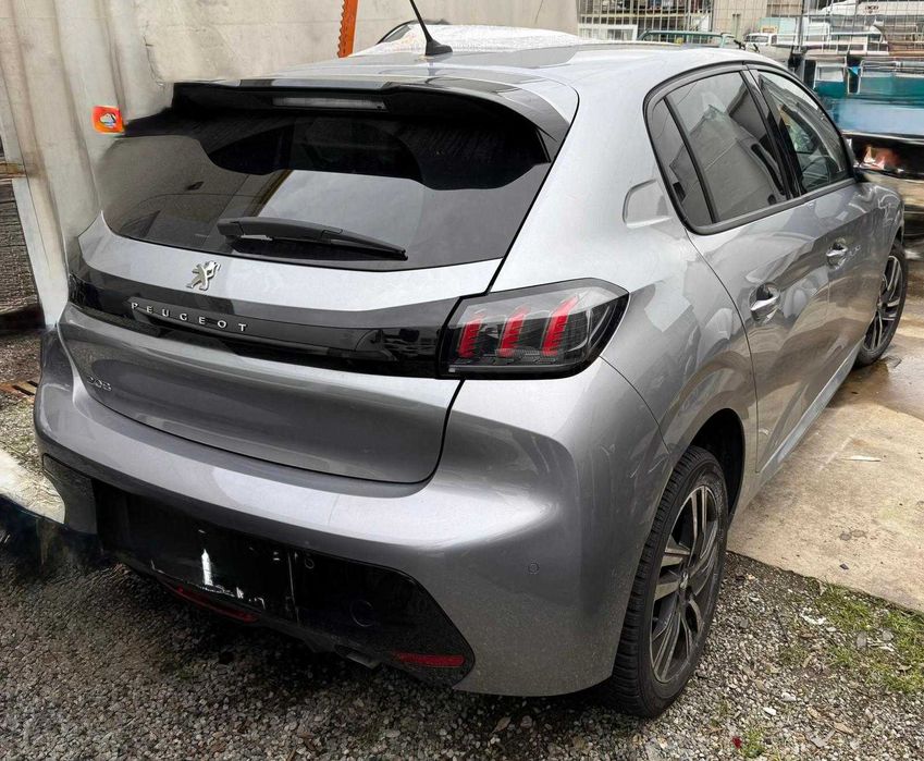 Peugeot 208 PureTech 100 Stop&Start EAT8 5 Usi A  4.200 € AVARIAT