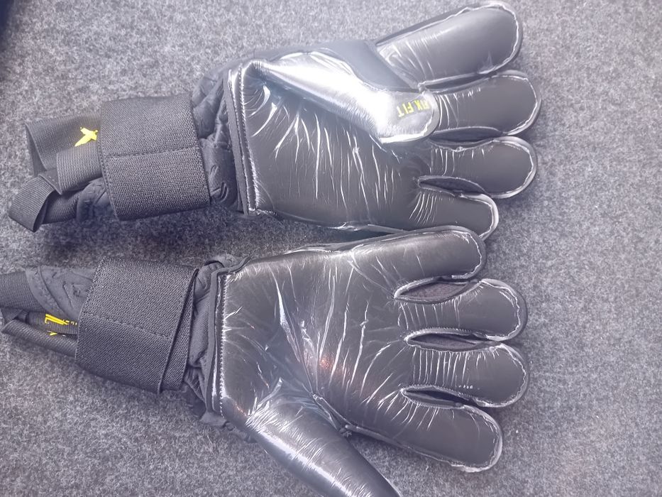 Футболни вратарски ръкавици