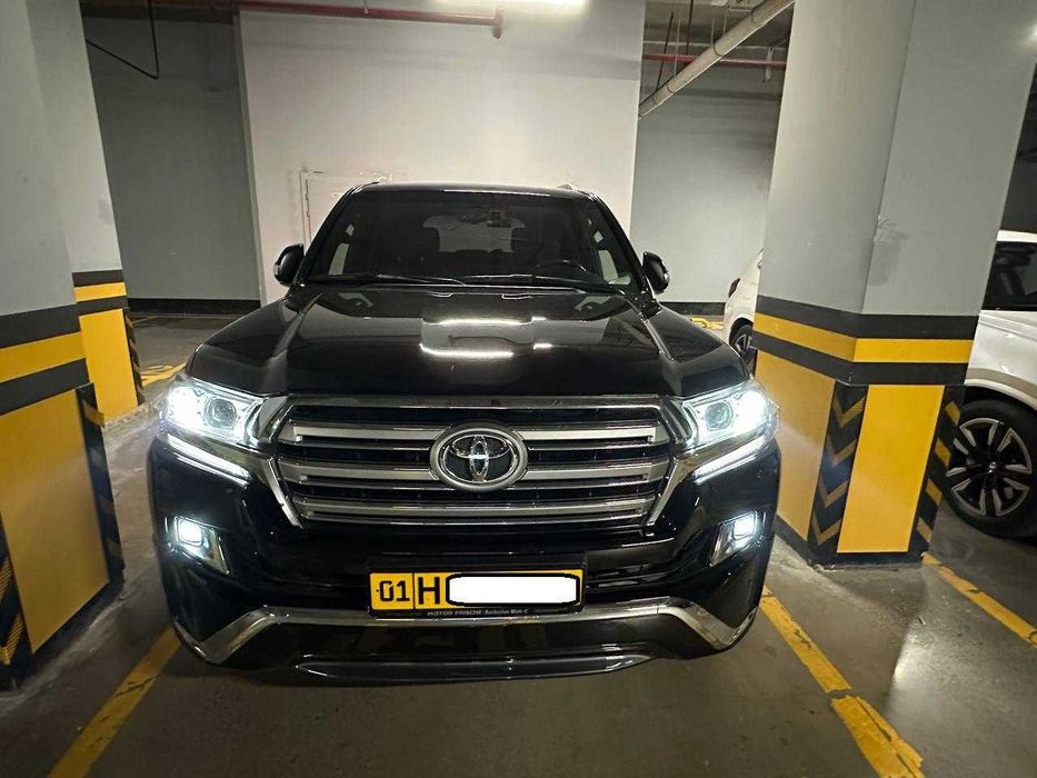 Toyota Landcruiser LC200 GXR V6 2017 года выпуска.