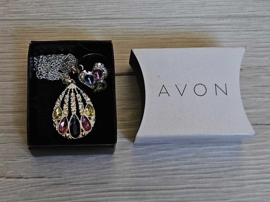 Set cadou AVON: bijuterii + parfum NOI