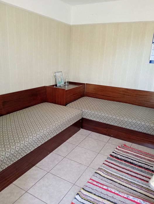 Ъглови легла с тапицирани матраци и ракла