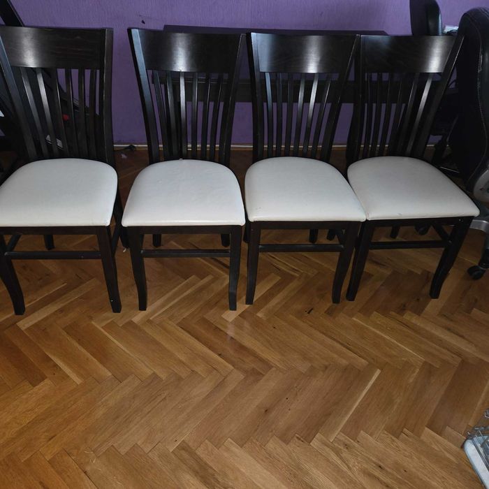 Продавам трапезарна маса с четири стола