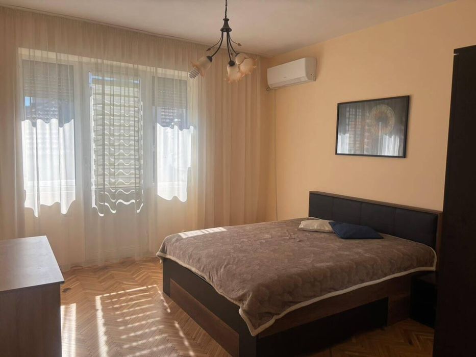 Дава се под наем Тристаен апартамент в Пловдив, Център - 86 кв.м за 561 € - Снимка #2