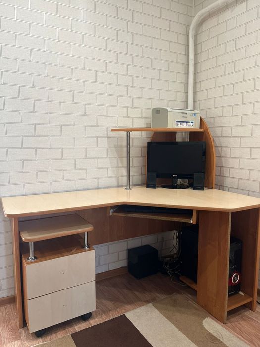 Угловой письменный стол