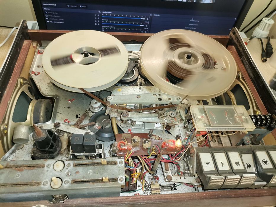 Magnetofon ZK246 pentru piese