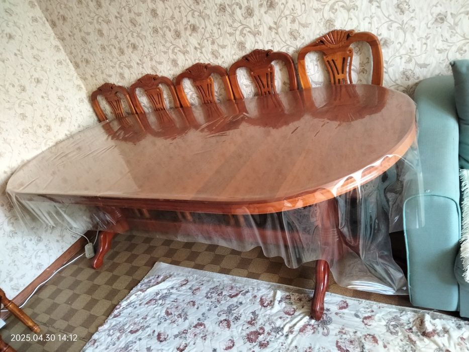 Стол для гостиной, большой.