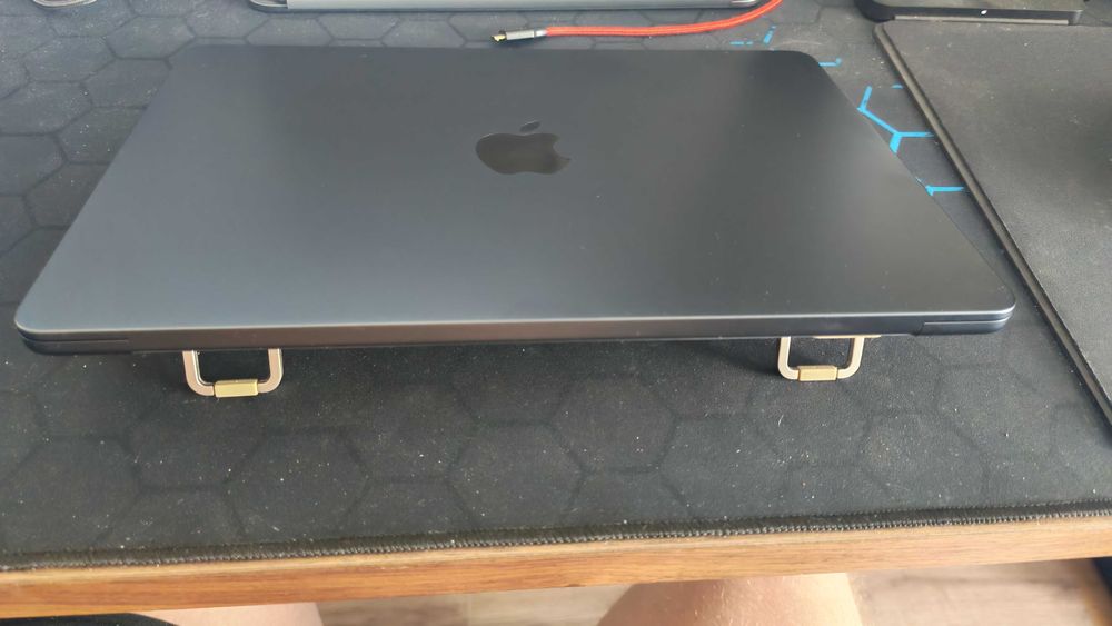 Vând MacBook Air 13-inch, generația 2024 cu Apple M3