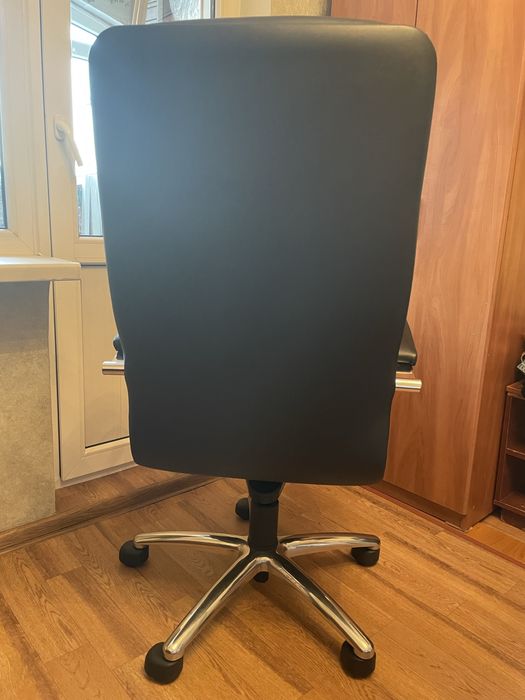 Кожаное кресло руководителя