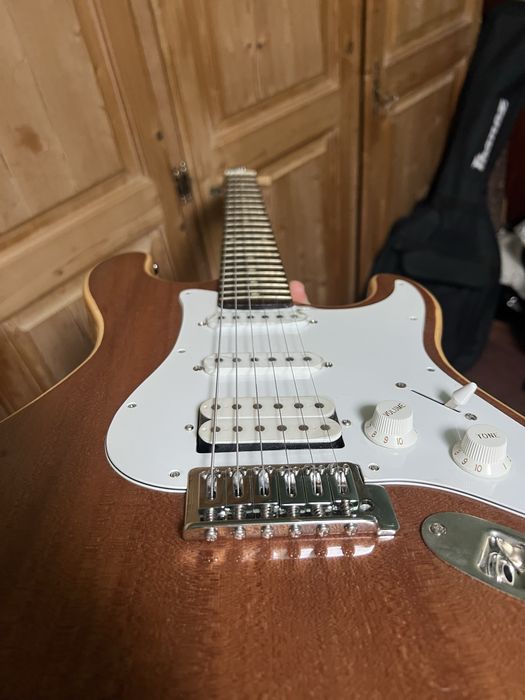 Vand chitara electronica Hora!