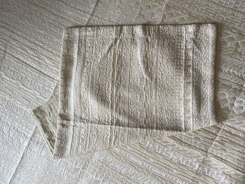 Покрывало с наволочками недорго.