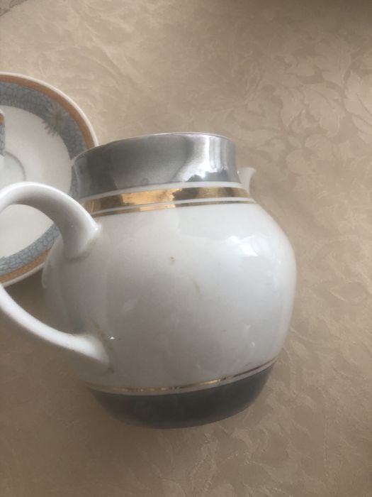 Чайник и 5 чашек с блюдцами