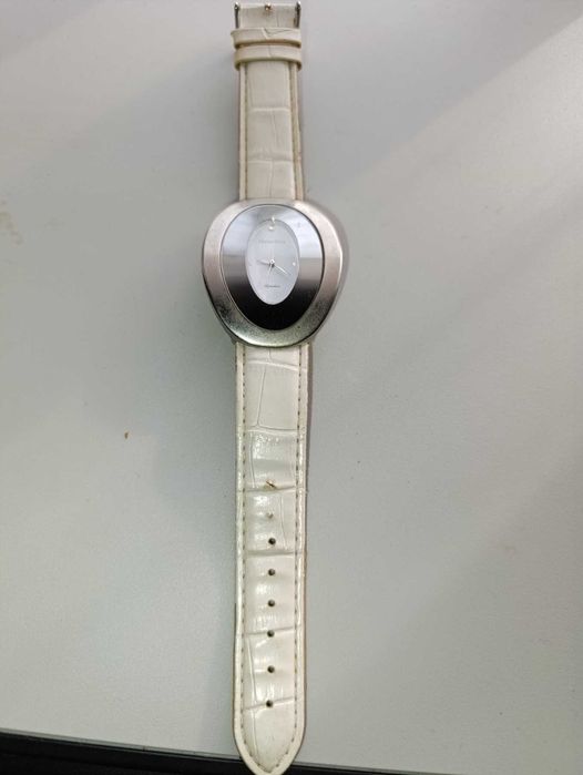 Продавам 2 женски часовници - Charles Delon и Burgi