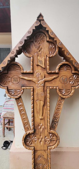 Vând Cruce Monumentală cruce realizată din lemn de stejar cu mare atenție la detalii, ideală pentru o troiță durabilăda*