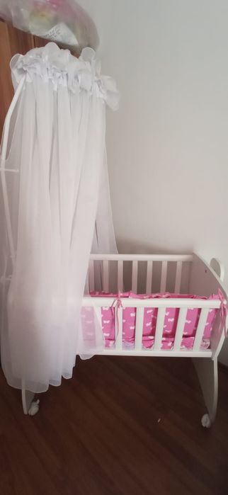Pătuț bebeluș tip leagăn, cu roți + baldachin,  saltea si lenjerii