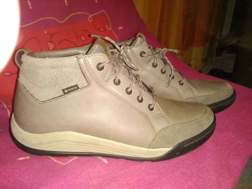 Продавам нови боти Clarks Ashcombe Mid GORE-TEX Taupe 44 номер,120 лв