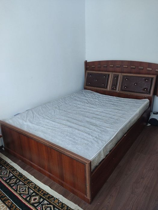 Двух спальная кровать с пуфигом