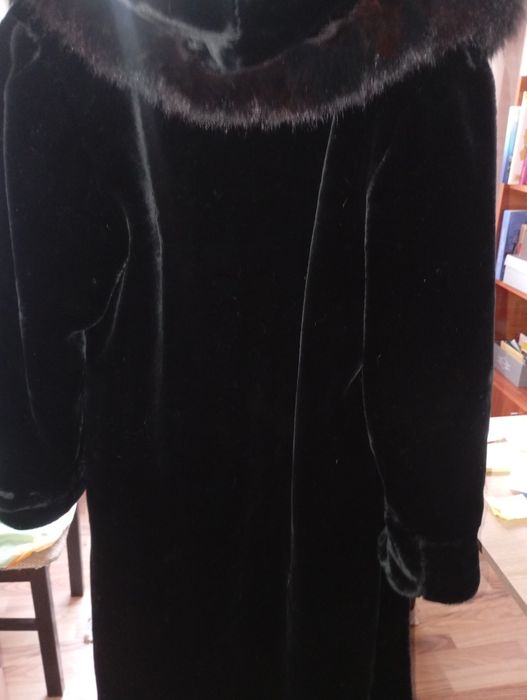 Haină de blană , de culoare neagra  în stare excepțională ,mărimea XXL  preți negociabil