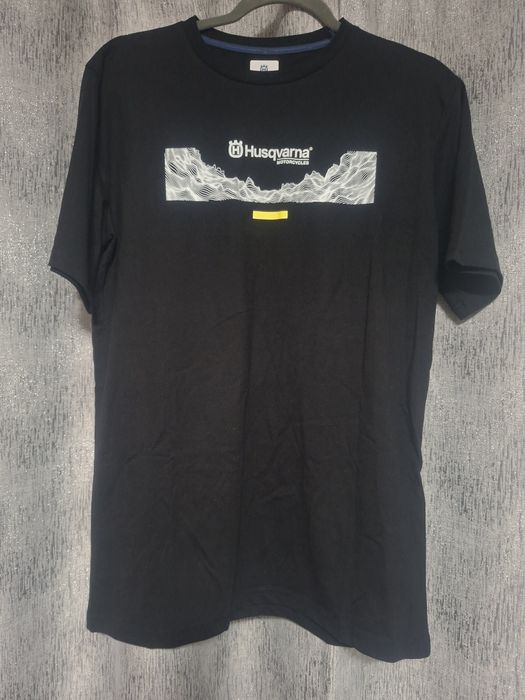 Tricouri noi diferite modele