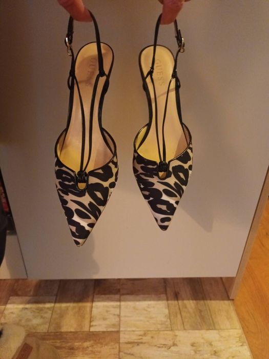 Нови обувки Guess