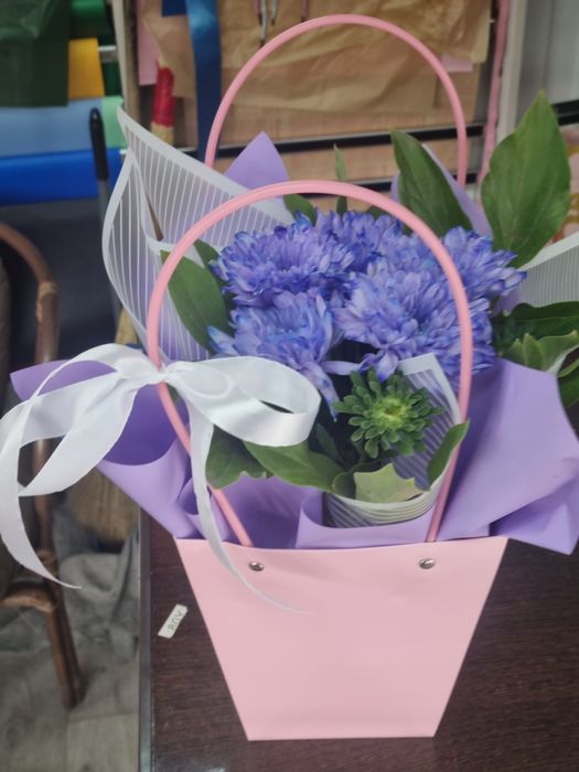 Розы лилии эустомы  диантусы