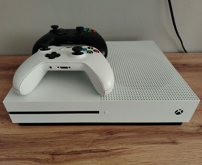 Xbox one s FC 25 UFC 4
