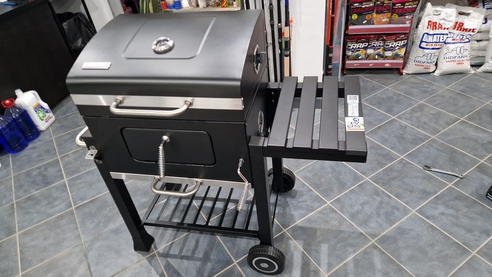 Gratar BBQ pe cărbune tip carucior