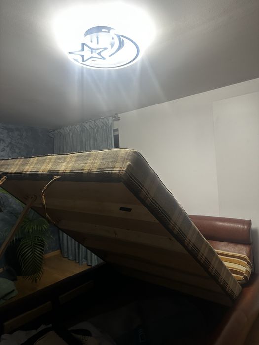 De vinzare pat tapitat cu piele maro