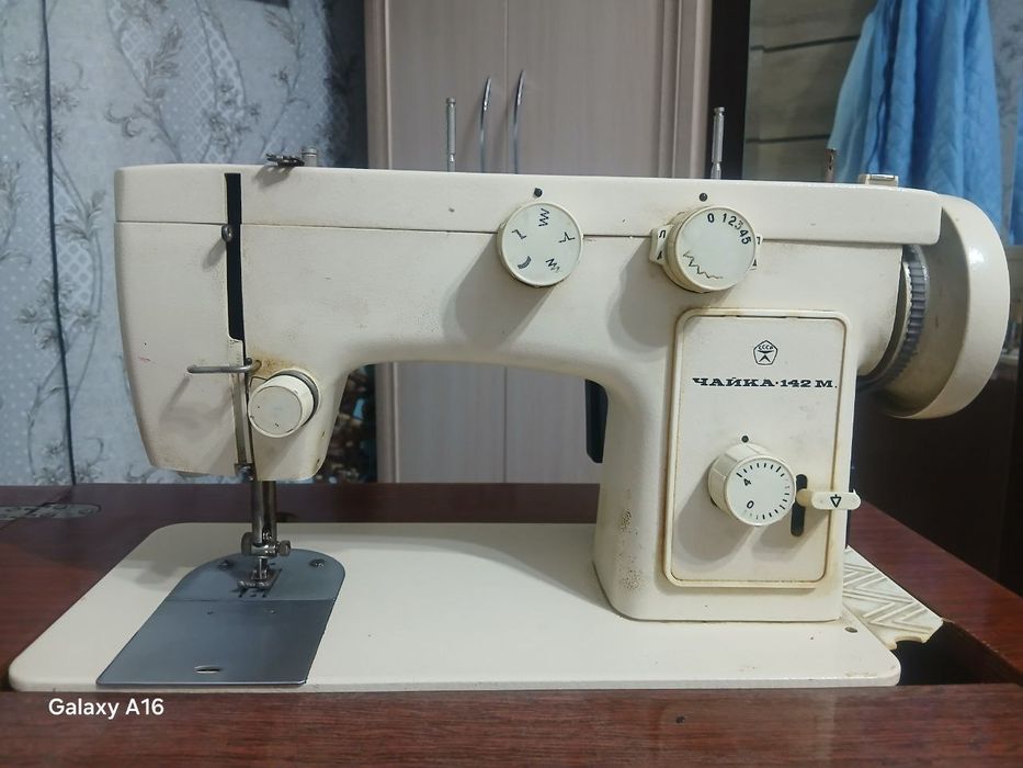 Швейная машинка Чайка 142м