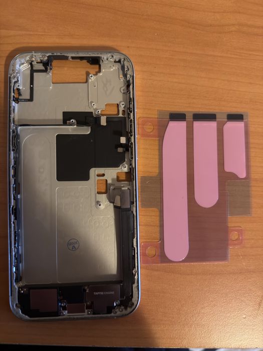 Rama iphone 16 pro max alb