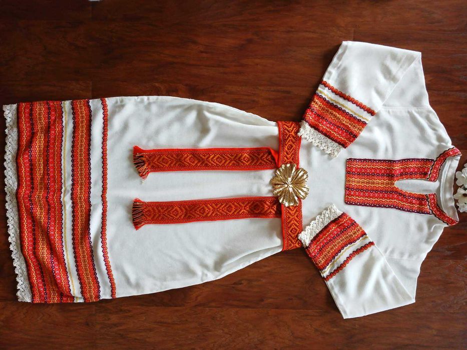 Народна носия – риза, колан с пафти и венче